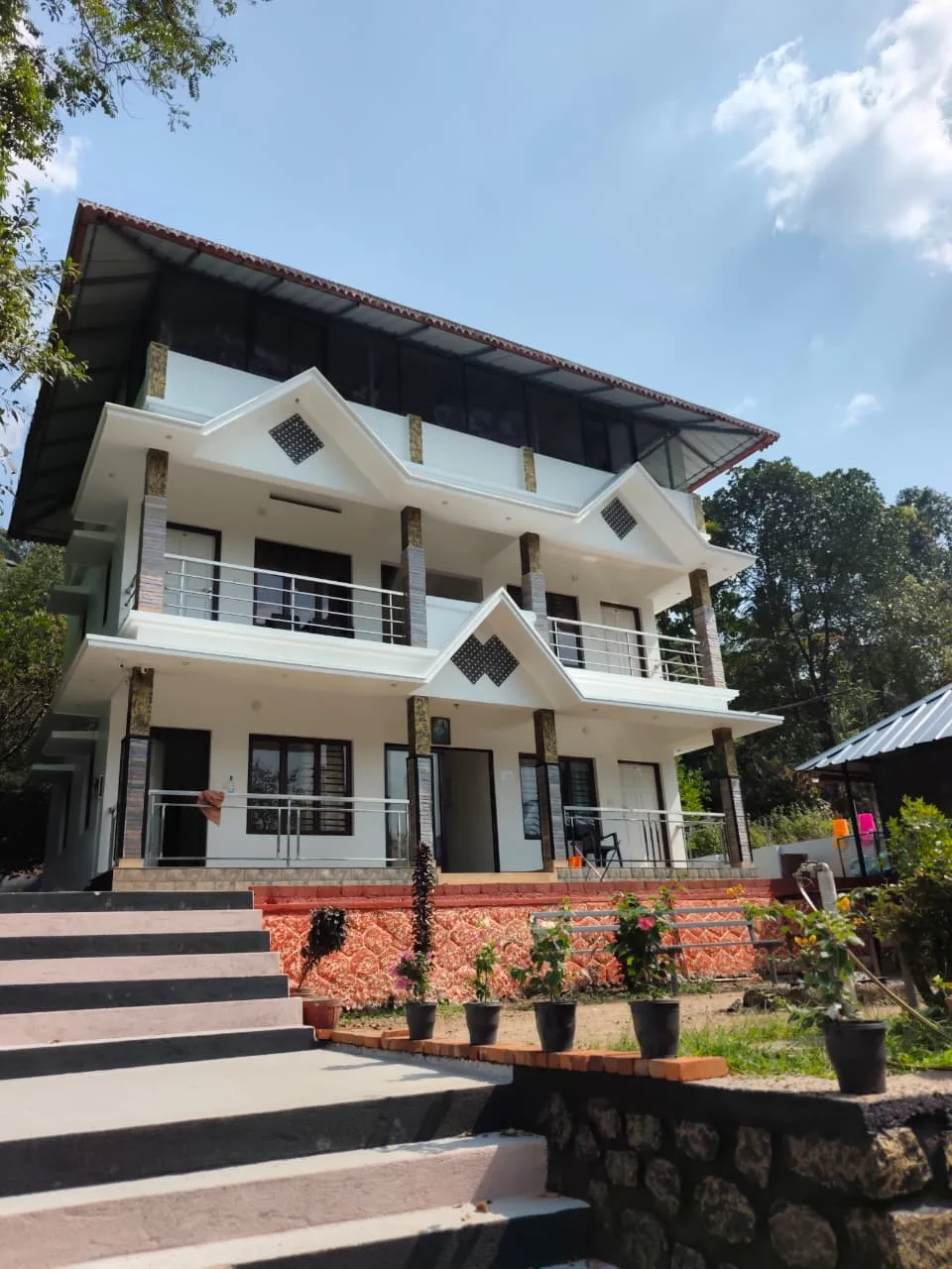 Homestay in Anakulam with balconies, outdoor seating and green surroundings